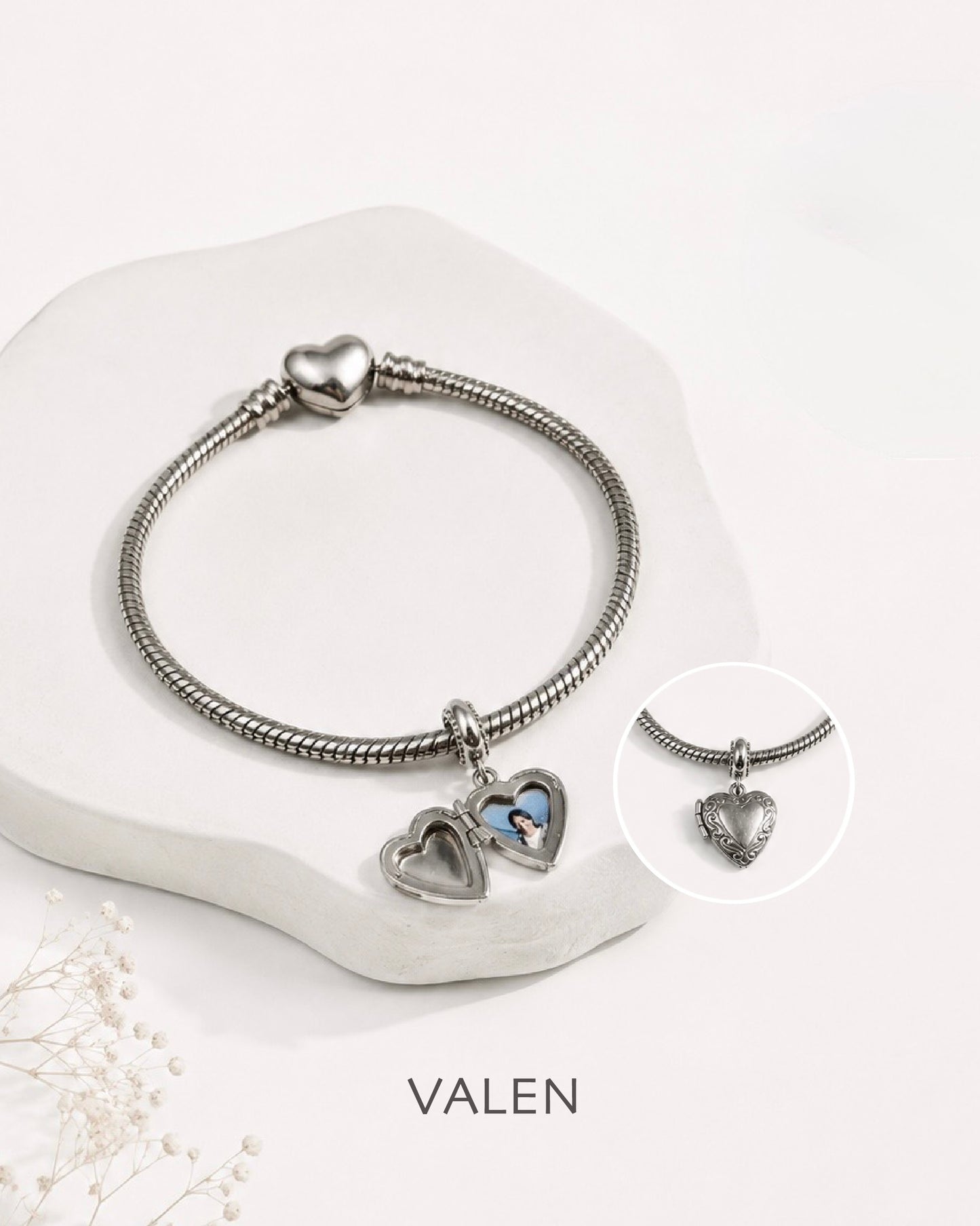 Pulsera relicario corazón plateado