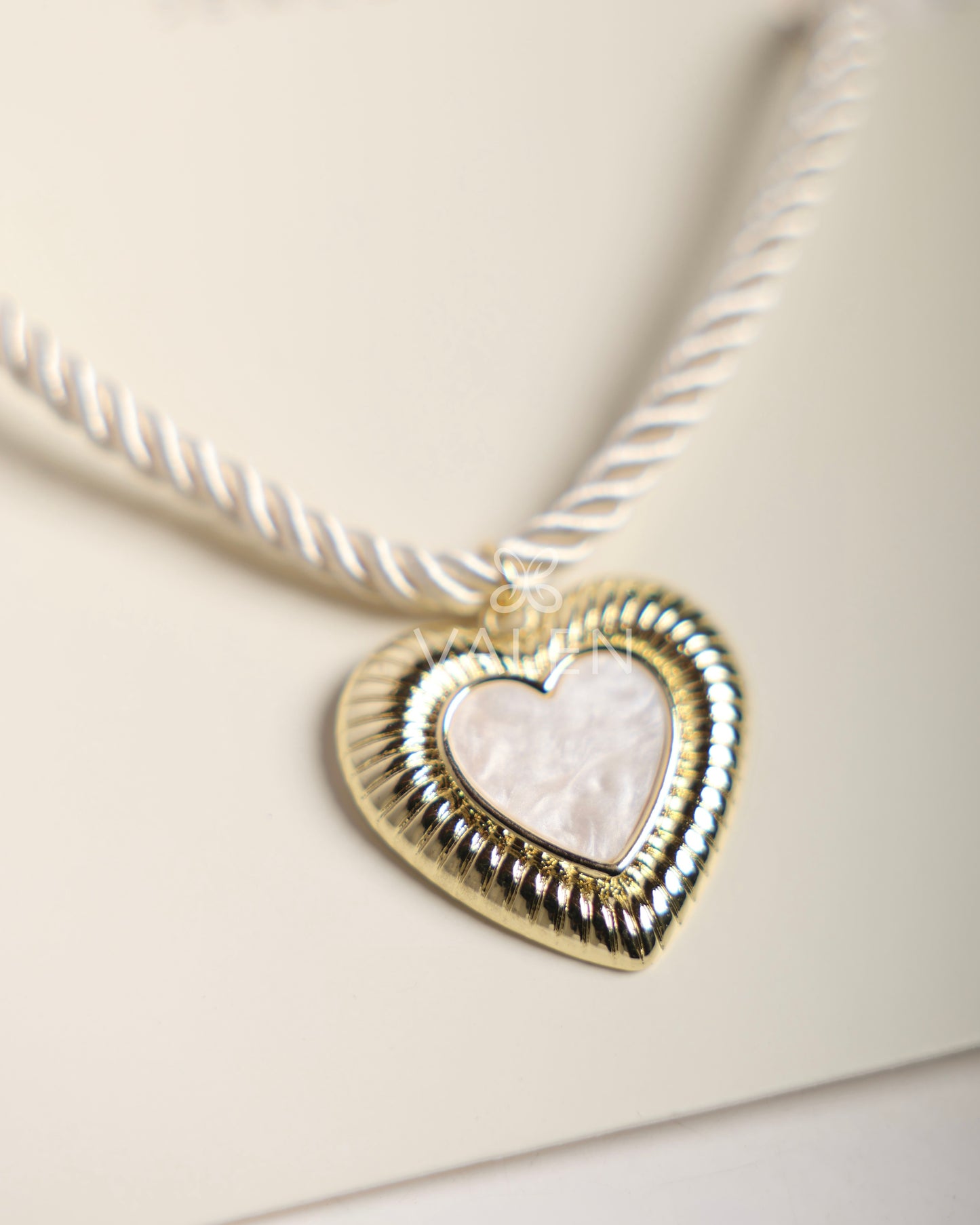 Collar corazón beige