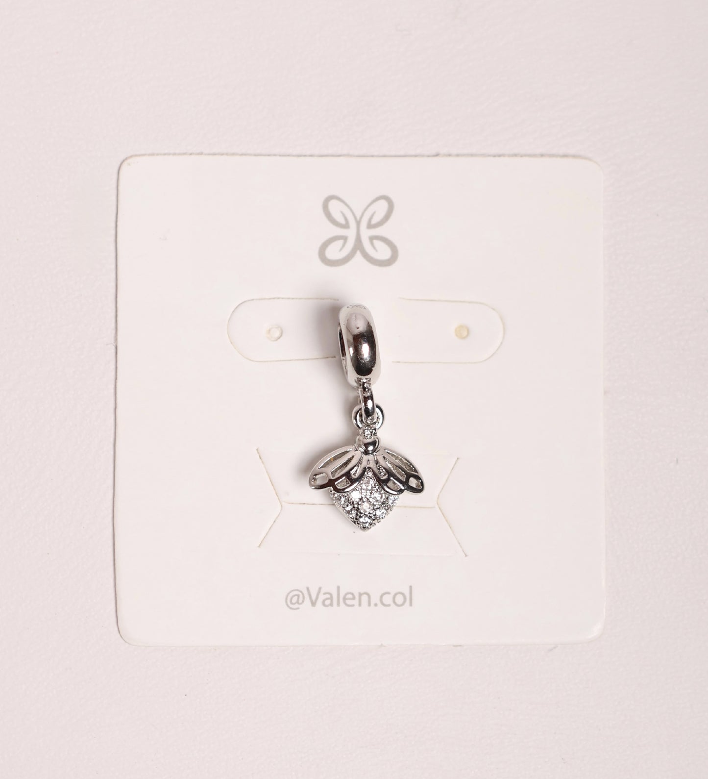 Charm insecto plateado