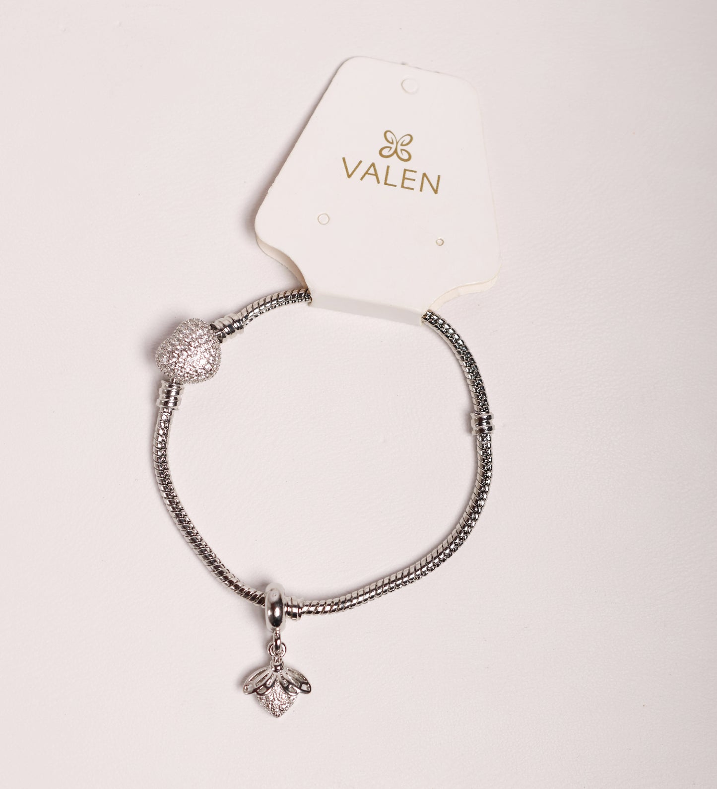 Charm insecto plateado