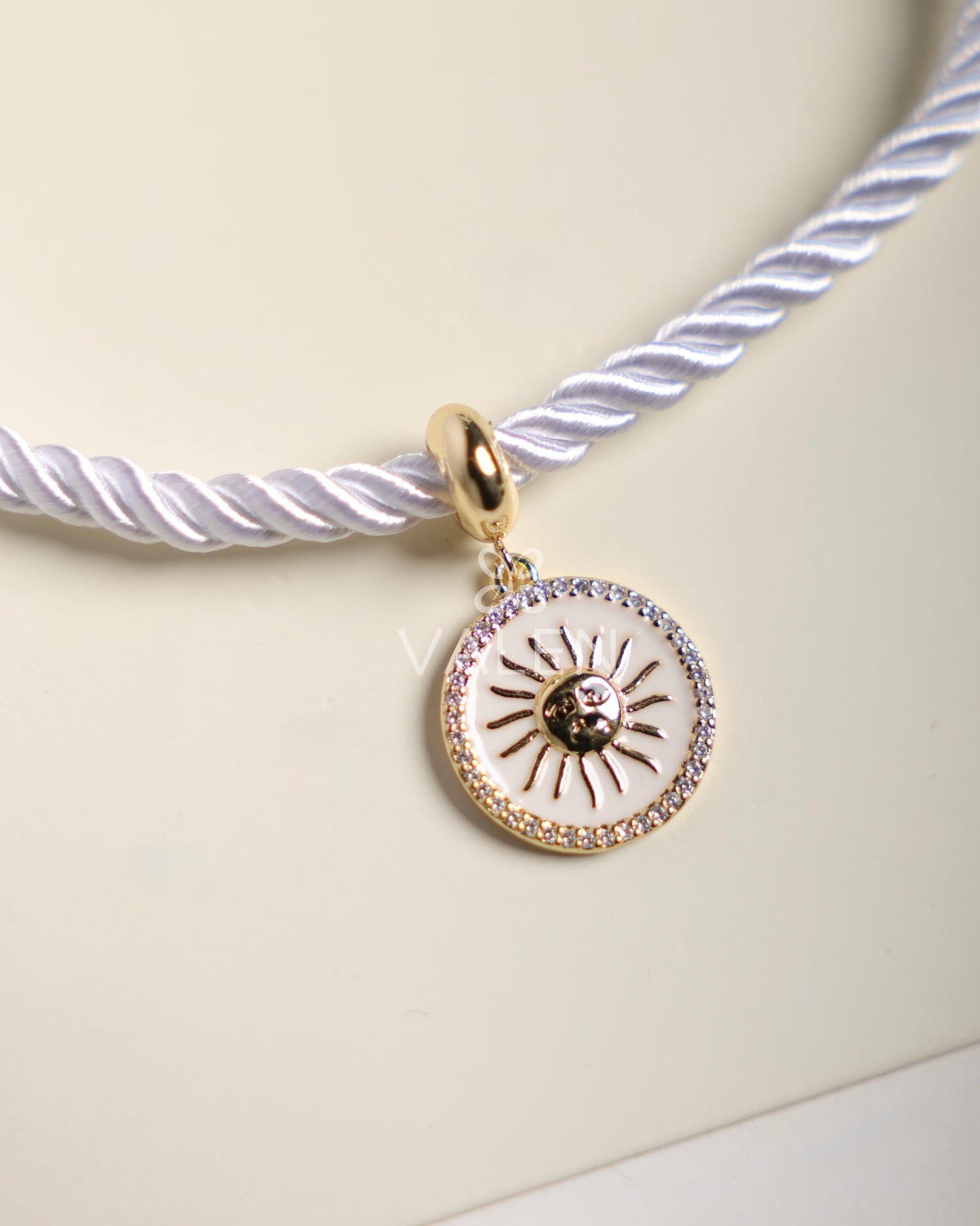 Collar sol blanco