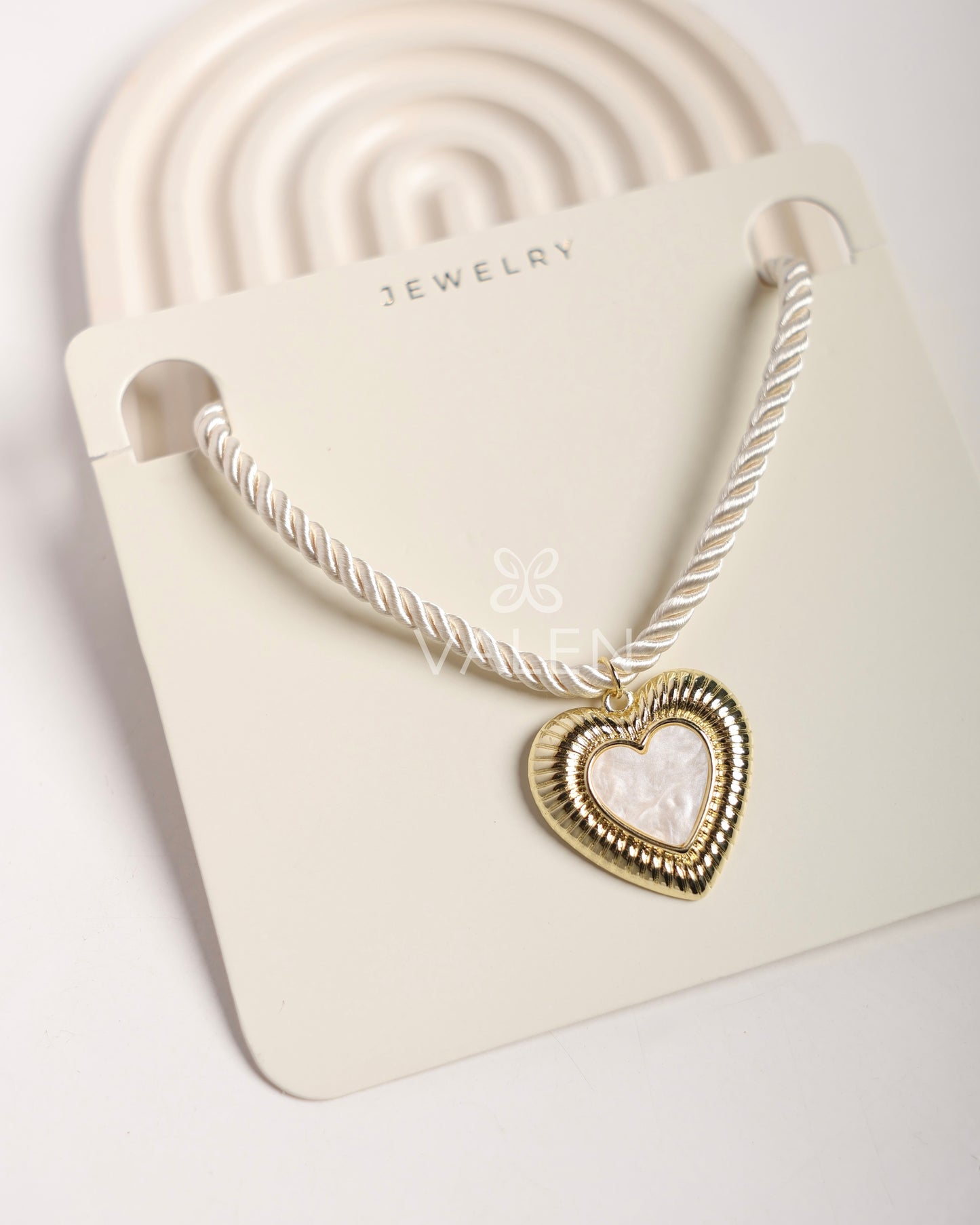 Collar corazón beige