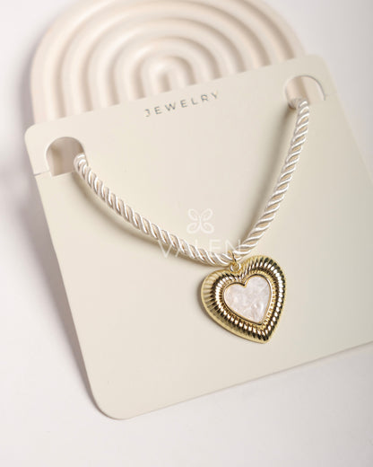 Collar corazón beige