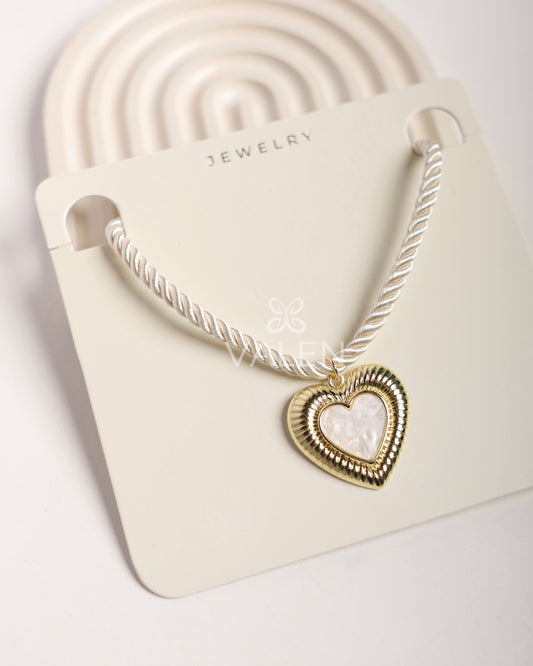 Collar corazón beige