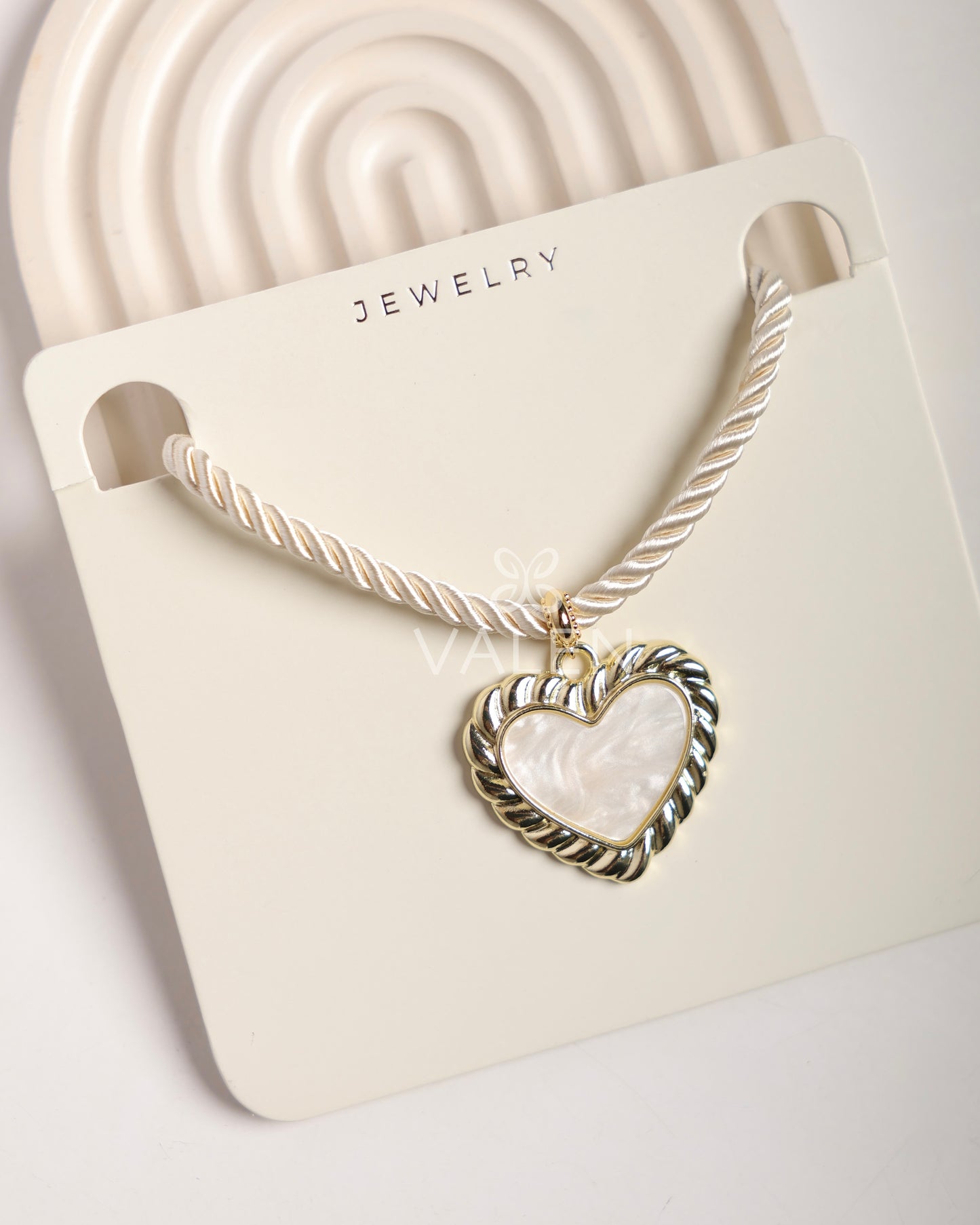 Collar corazón beige