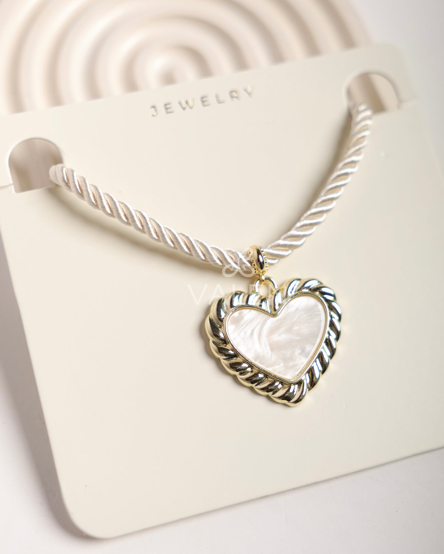 Collar corazón beige
