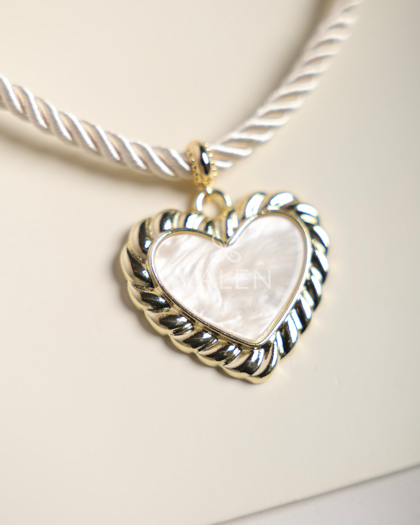 Collar corazón beige