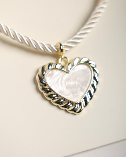 Collar corazón beige