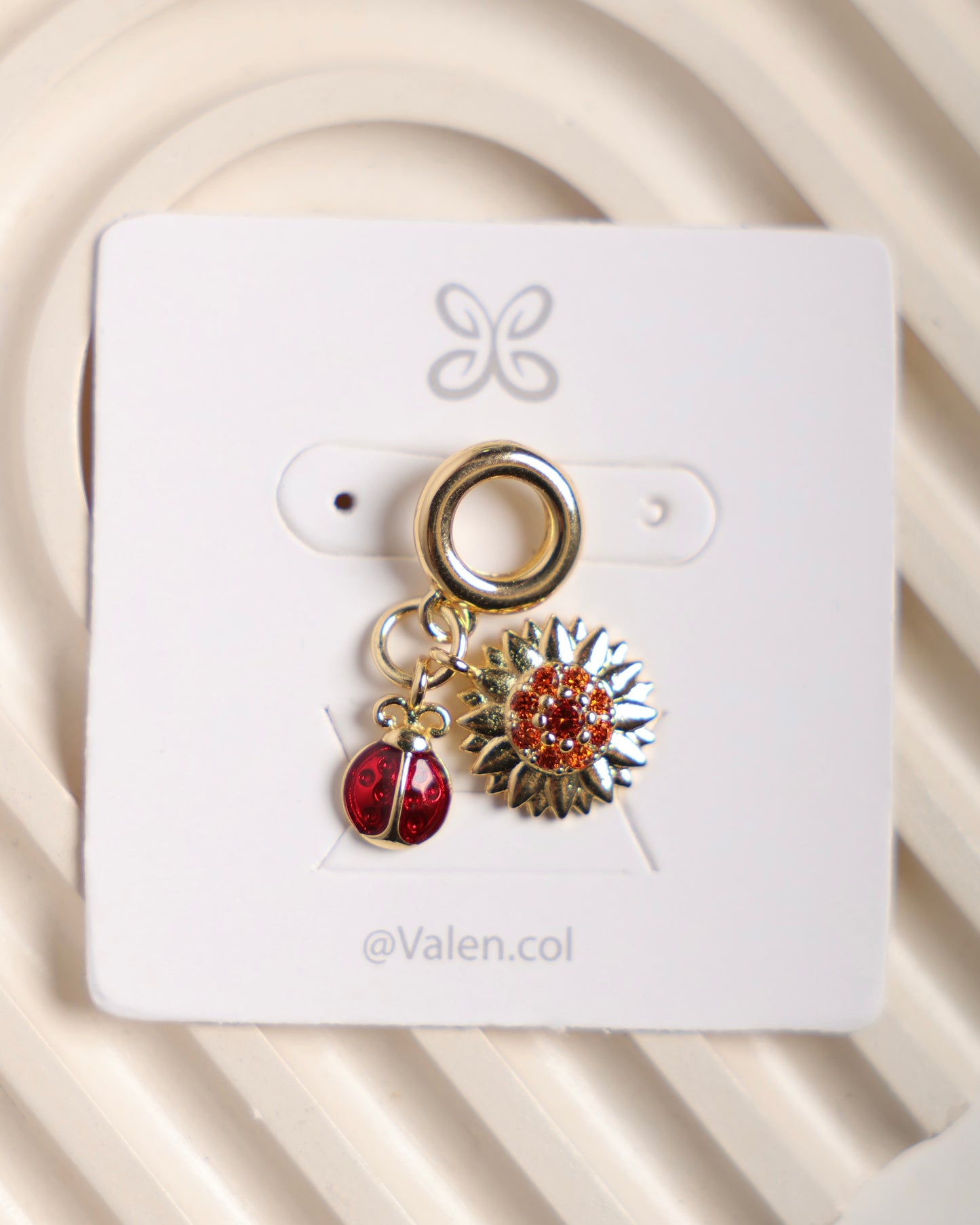 Charm flor y mariquita