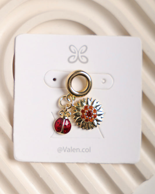 Charm flor y mariquita