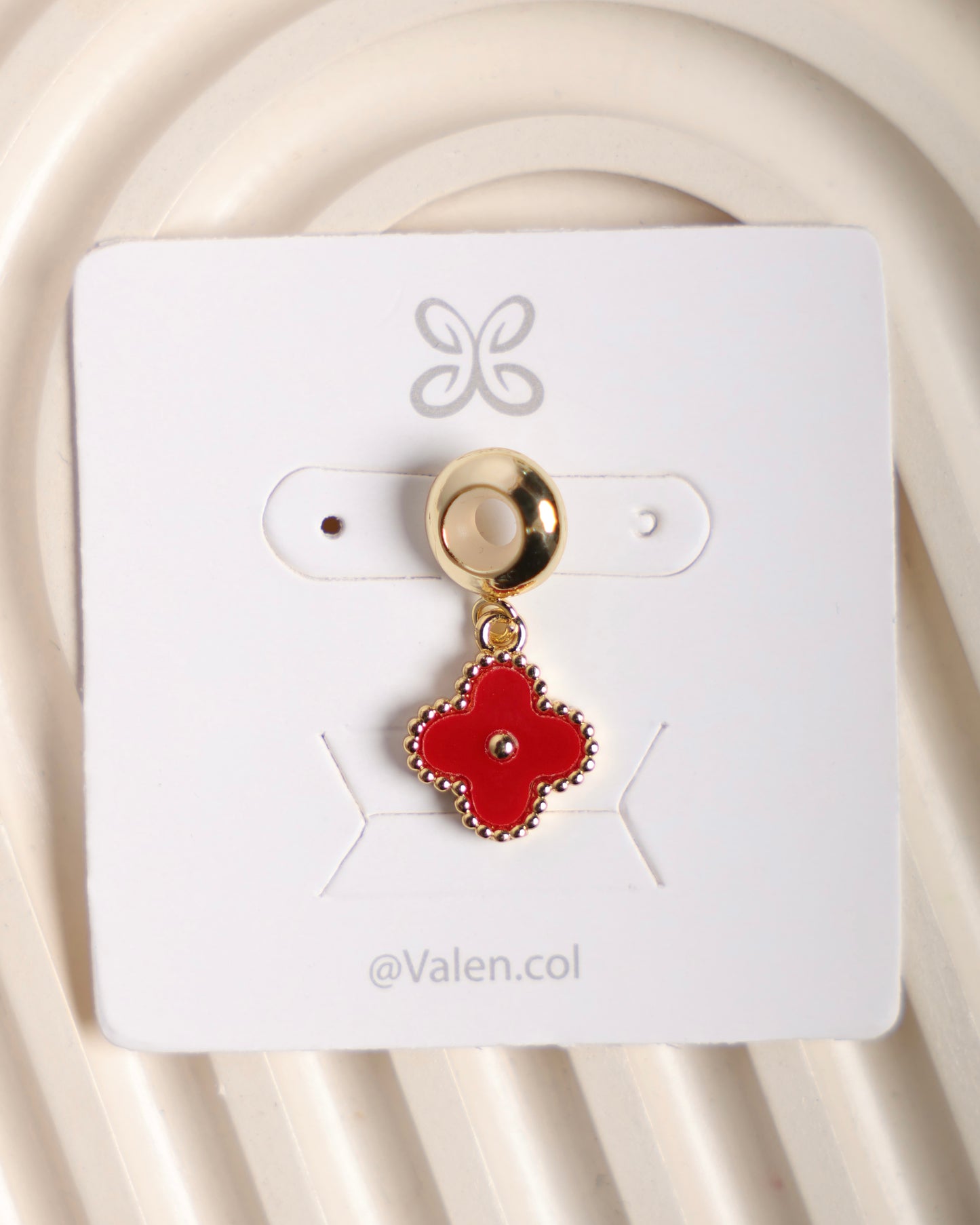 Charm trébol rojo