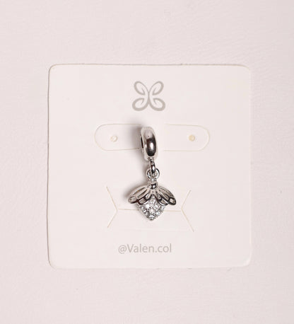 Charm insecto plateado