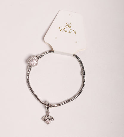 Charm insecto plateado